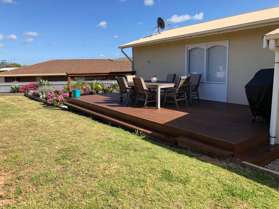 Clean yard with a spacious deck, outdoor dining table and BBQ.
Enjoy spending time on the deck whilst listening to the waves breaking on the shore of Boomer beach