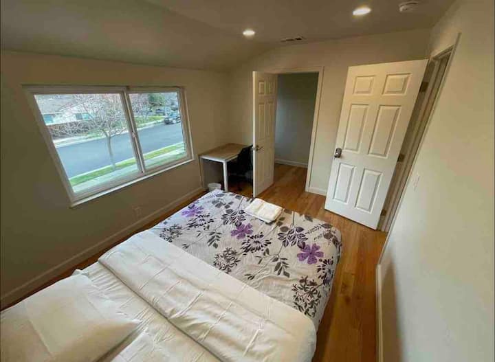 C6Sunny 1 Queen Bed Room/Parking/De Anza College Houses for Rent in