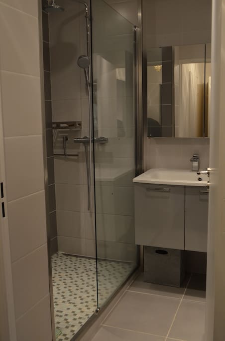 La salle de bains est équipée d'une douche à l'italienne.
