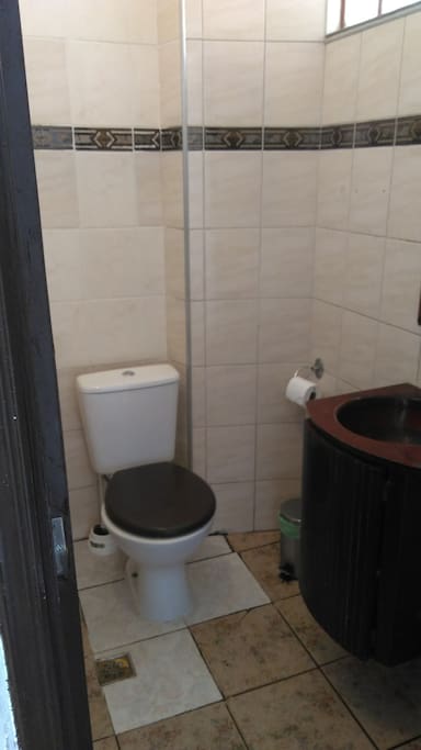 Banheiro com chuveiro elétrico.