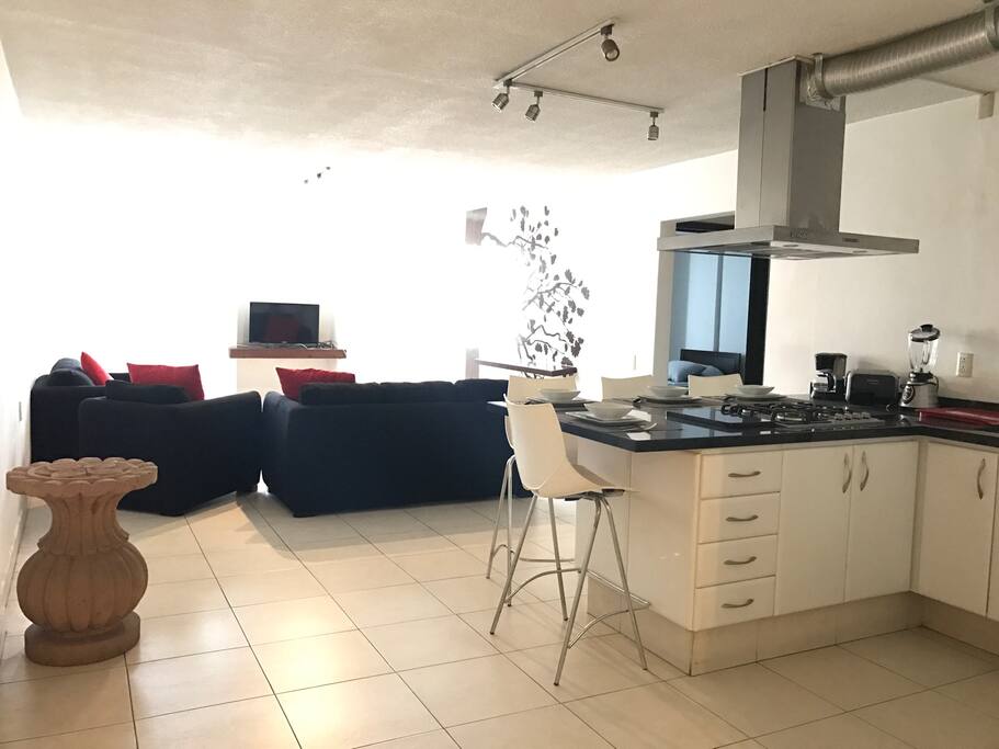 Sala, y cocina-comedor.