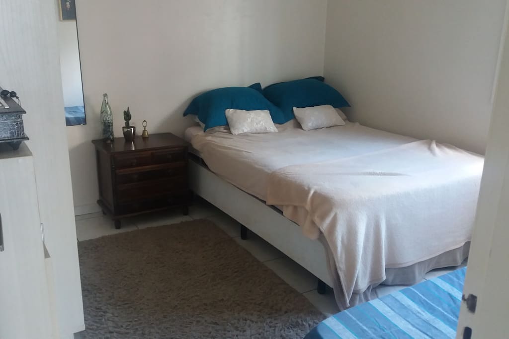 Quarto amplo com cama de casal e 2 colchões extra