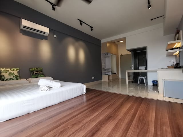 FLAMINGO SUITE(A) @ Aeropod Seaview/可看飞机起落，跑道海景