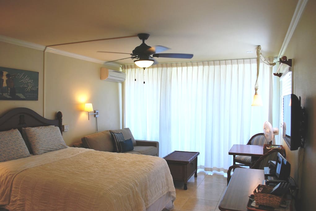 Queen size bed, ceiling fan, and central A/C. Plus nice ocean breezes