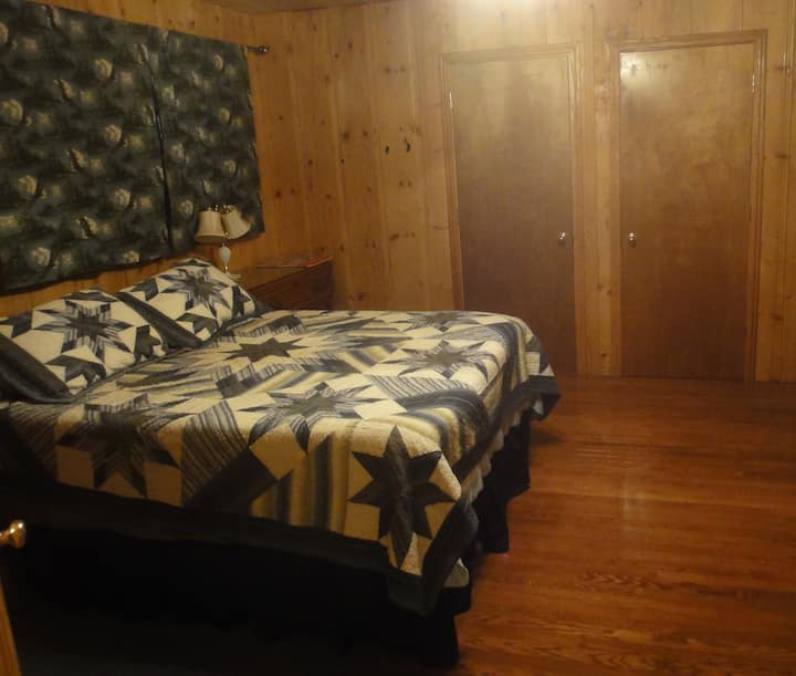 חדר שינה ראשי למטה (מיטת קווין סייז)