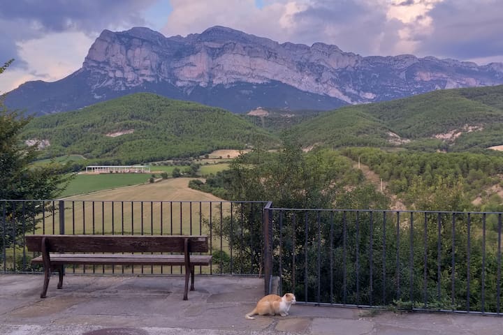 BEAUTIFUL VIEWS TO THE MOUNTAIN, LUMINOUS AND COZY