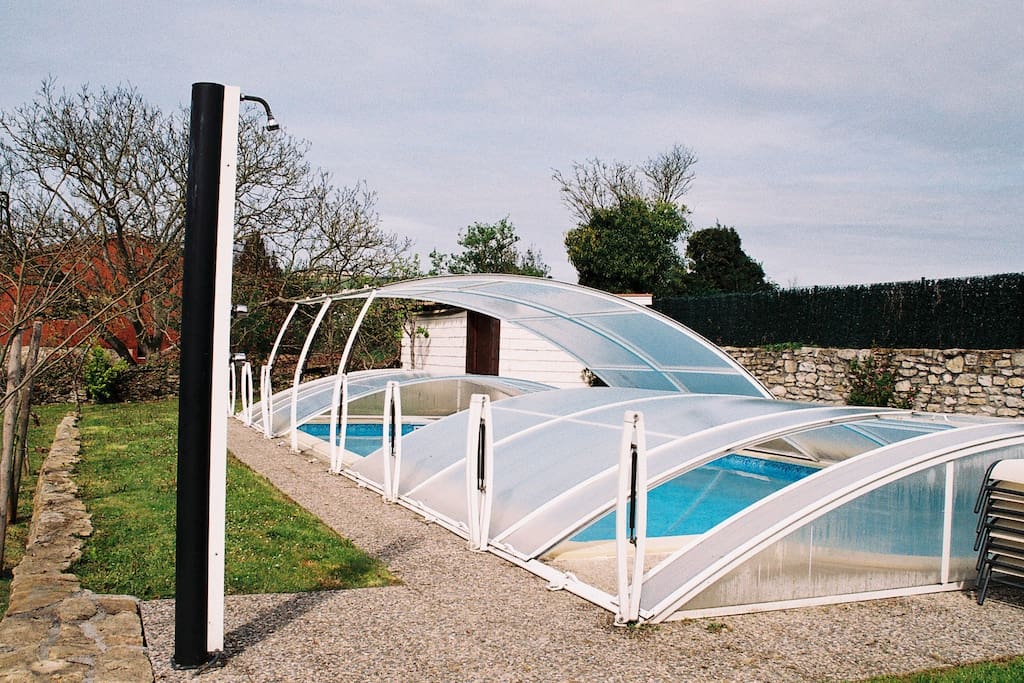 La piscina esta cubierta pero como se aprecia en la foto se pueden abrir algunas partes en los días de calor. Y para días de lluvia mantiene más caliente la temperatura del agua.