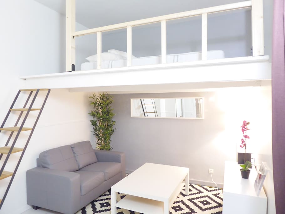 coin nuit en hauteur avec une mezzanine