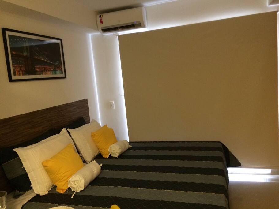 Cama de casal, Ar condicionado e cortina.