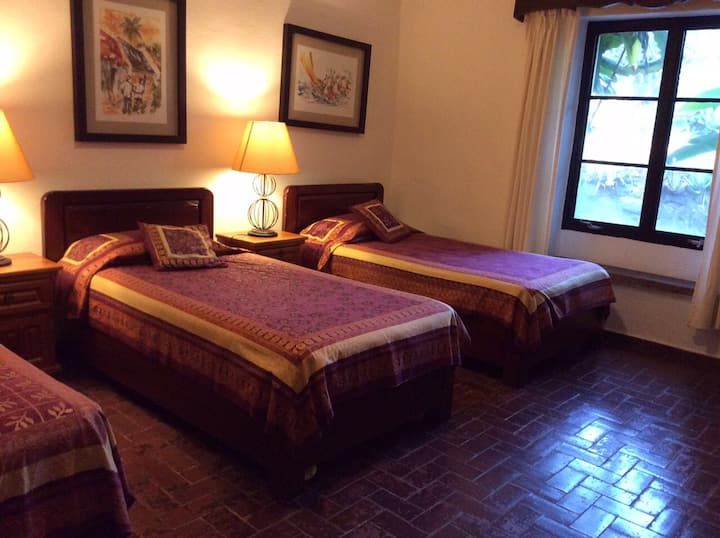 Ова е спална соба 1. Три единечни кревета. Таа е првата што е на терасата; поблиску до дневната соба, влезот и сѐ останато.