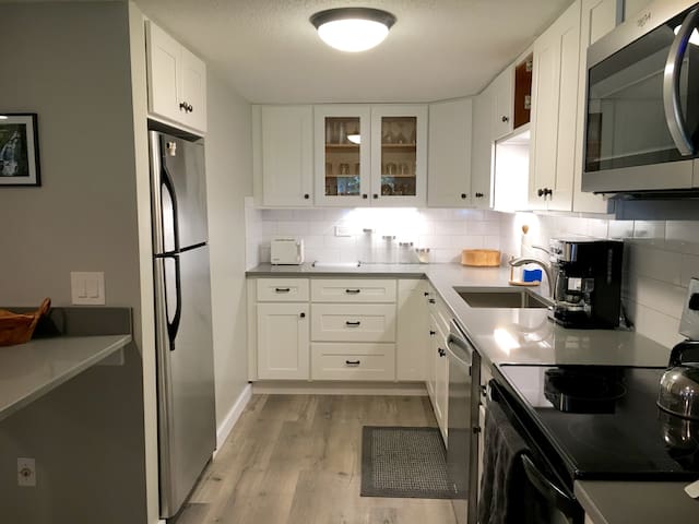 Après Montagne ~ Lodge Condo  pool, tennis, ski-in