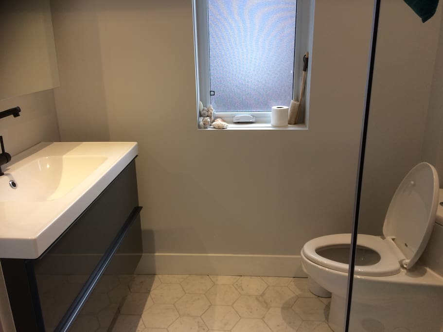 Super clean bathroom