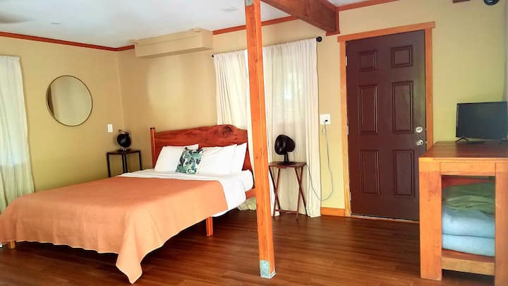 Beautuful California king bed, with new linens 