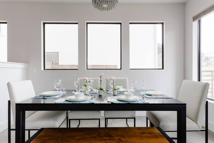 East Austin oasis: perfect bachelor gathering spot gallery image 2