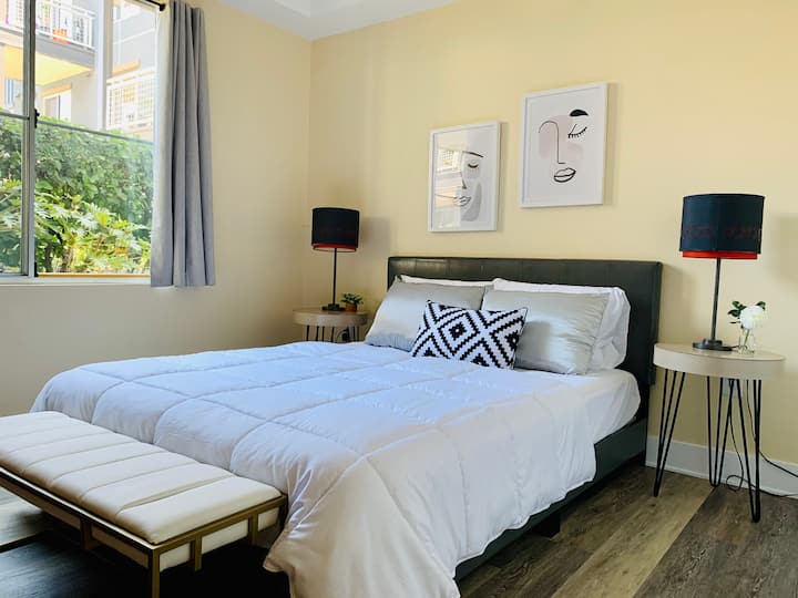 Priestranná prvá spálňa s manželskou posteľou na prvom poschodí