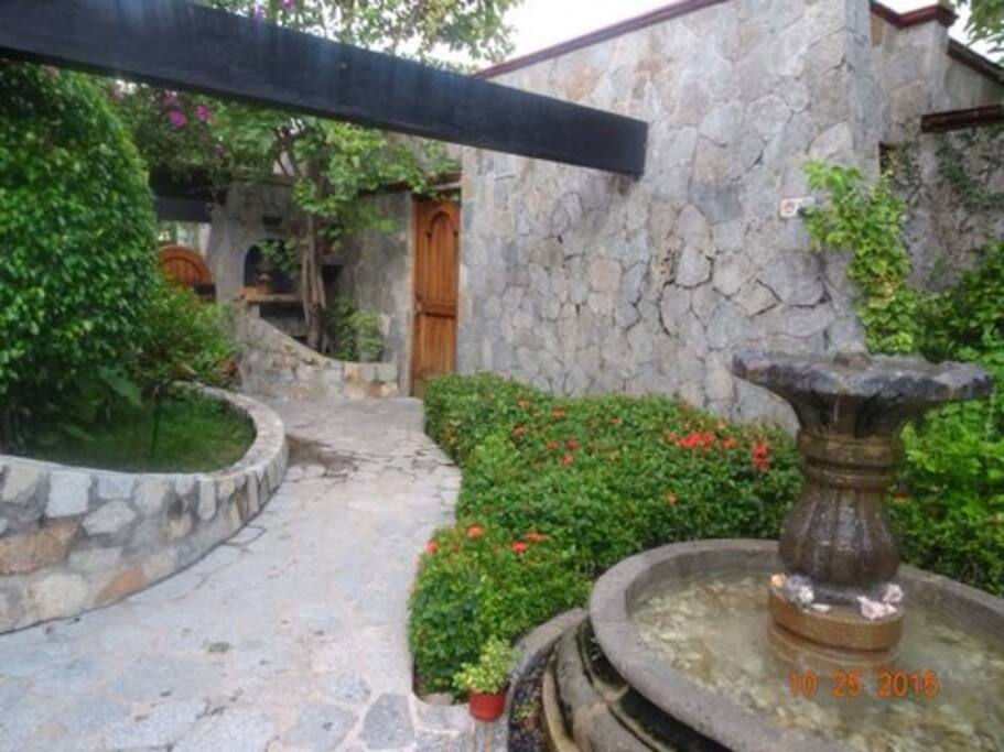 acogedor patio con fuente cantarina decantera