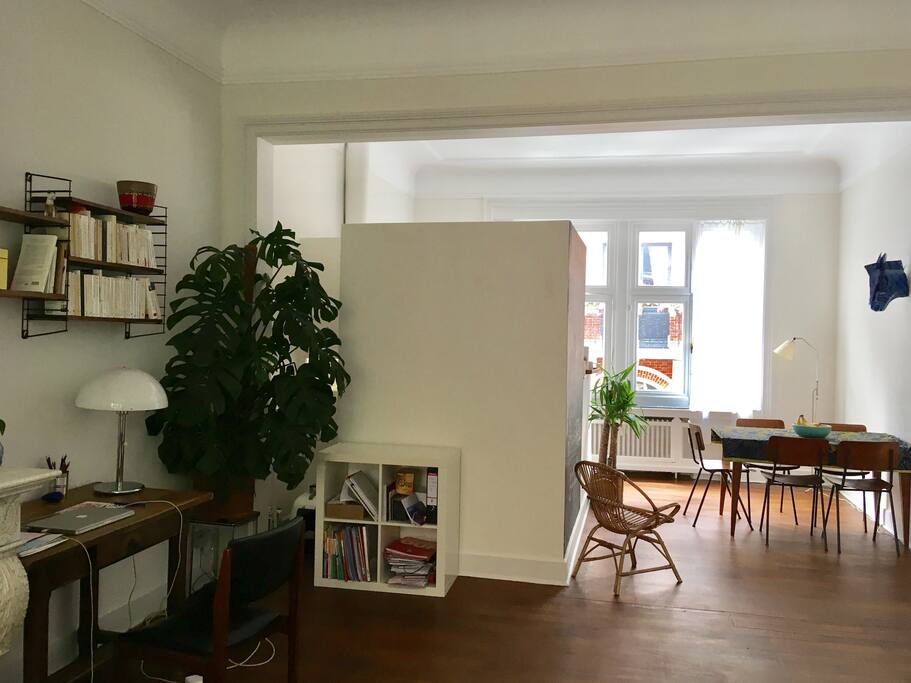 Au premier étage : hall d'entrée, salon, salle à manger, bureau, cuisine équipée et WC séparé