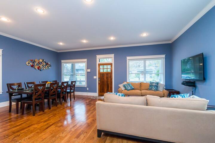 Side by Side Houses, 6 Bedrooms, 3mi to Broadway gallery image 3