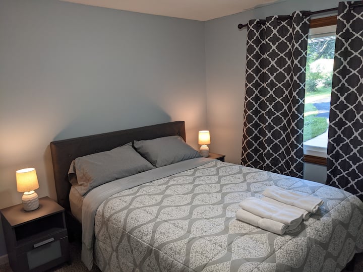 ห้องนอนแรกพร้อมเตียงควีนไซส์