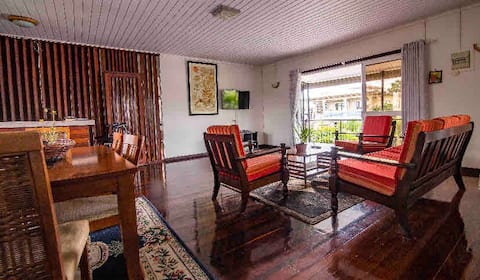 Lex's Home Away From Home - 3BR app. met zwembad