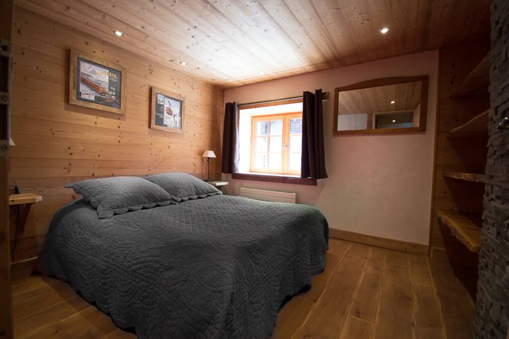 Chambre indépendante lumineuse au premier étage avec plusieurs rangements