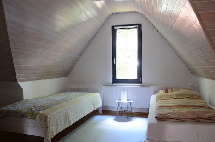 Petite chambre à deux lits (90 cm de large)