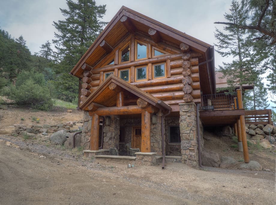 Mounticello Log Cabin - You'll have a great mountain adventure at this rambling log home!
