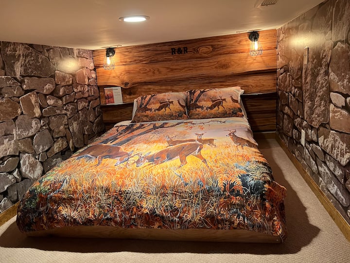 СПАЛНЯ 6 ( Еленска пещера №3), с двойно легло, е супер уютна спалня с нисък таван с климатик, вентилатор и много електрически контакти. достъп чрез малки стълби. Стая в луксозен стил с грандиозен нисък таван за млади хора или хора с младежки дух