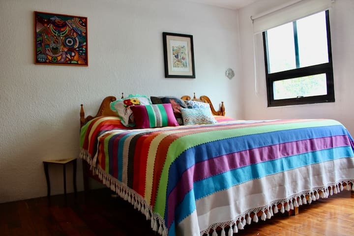 Recamara principal con cama king size/Main bedroom with a king size bed.