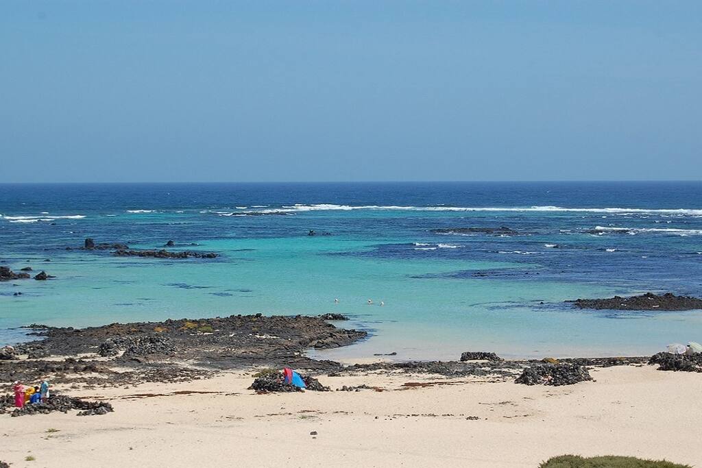 Por toda la costa del norte y a escasos metros de la casita de la playa encontrarán varias calas donde podrán disfrutar del mar y de sus centros turísticos como jameos del agua y cueva de los verdes , un paisaje natural de esta isla maravillosa.