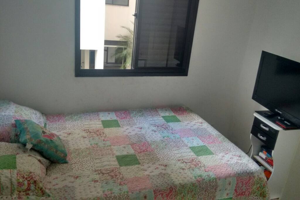 Quarto com cama de casal, TV 32, e guarda roupas c cabides