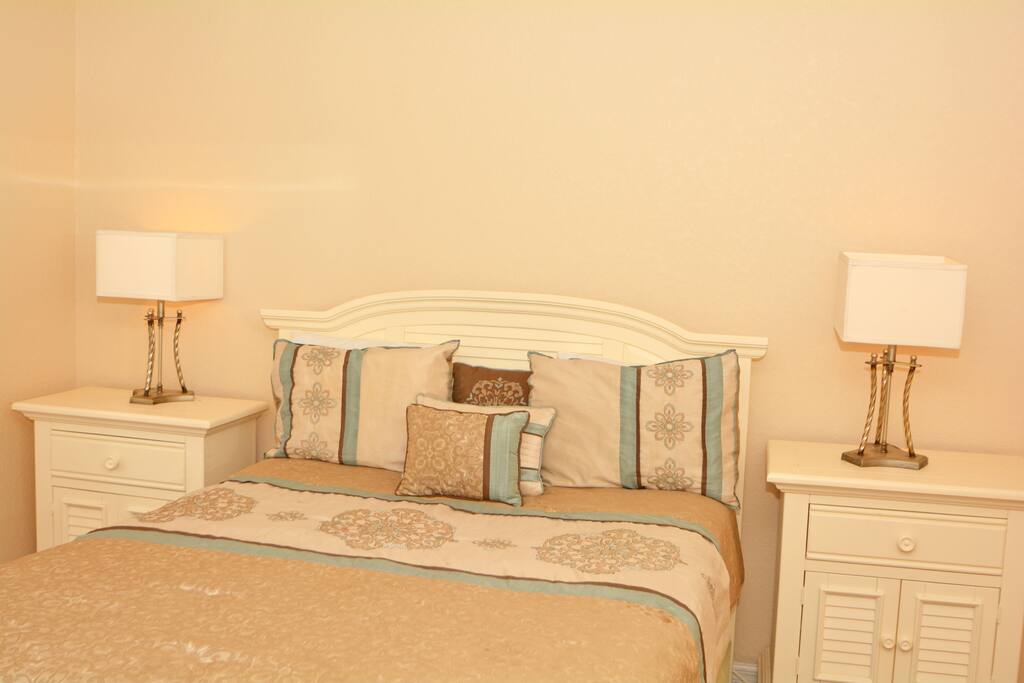 Bedroom,Indoors,Room,Cushion,Home Decor