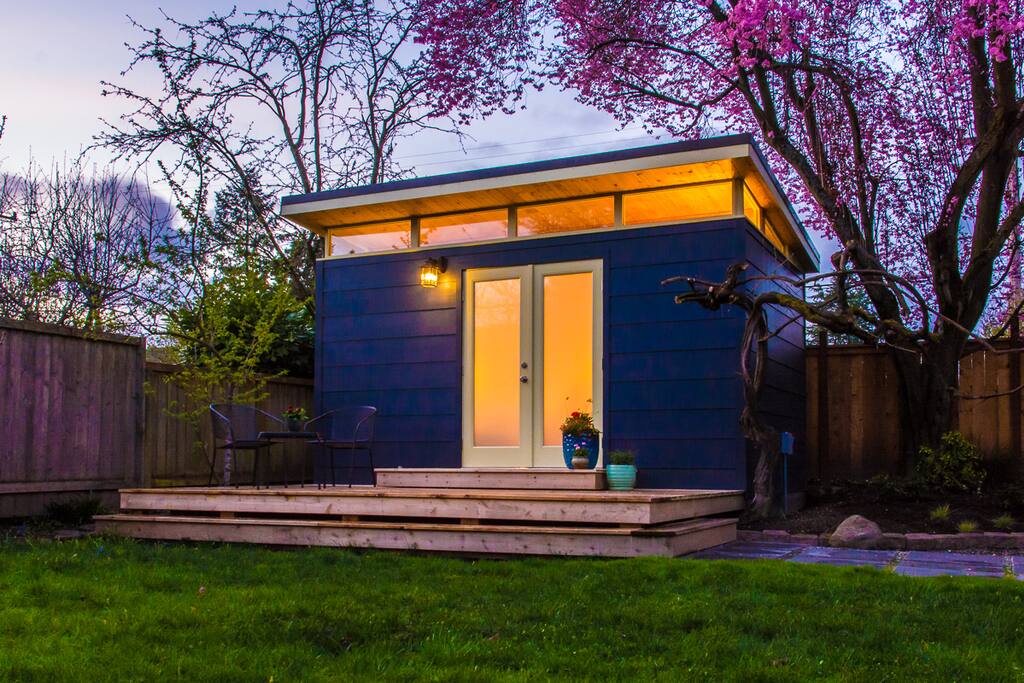 Cozy, private bungalow