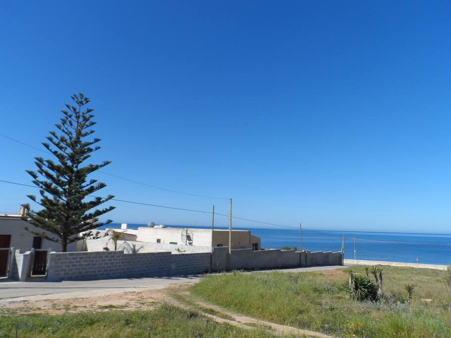 la strada che scende al mare