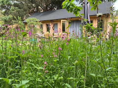 Log Cabin wth Hot Tub nr beach/20 min walk to town