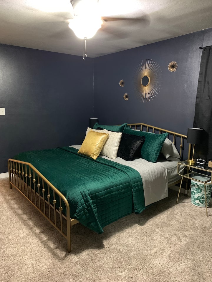 dormitorio con cama tamaño king 