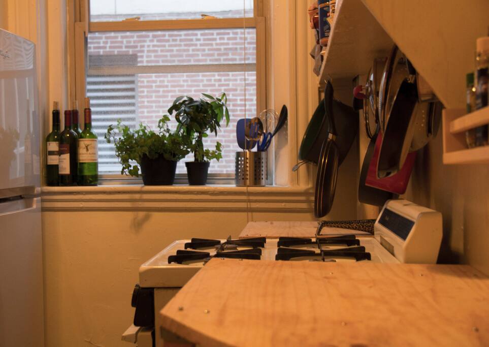 Cozy, well-stocked kitchen