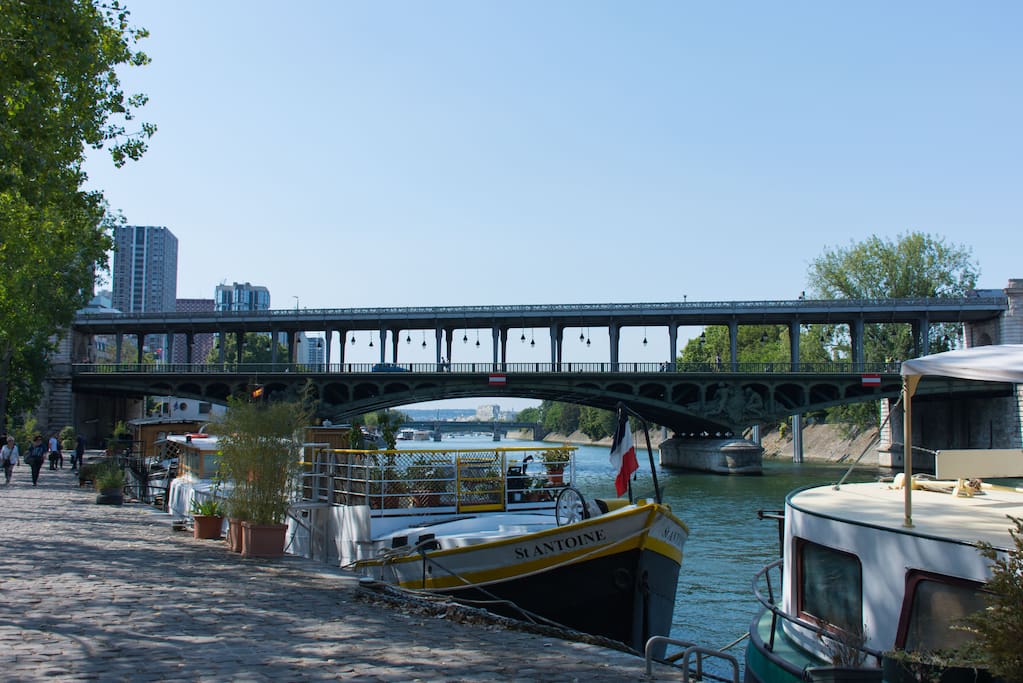 2 minutes from the flat the Seine river and peniche boat!