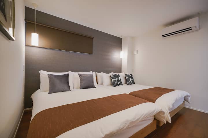B: habitación con cama doble (doble).