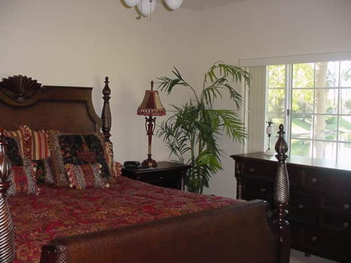 חדר שינה ראשי עם חדר רחצה צמוד