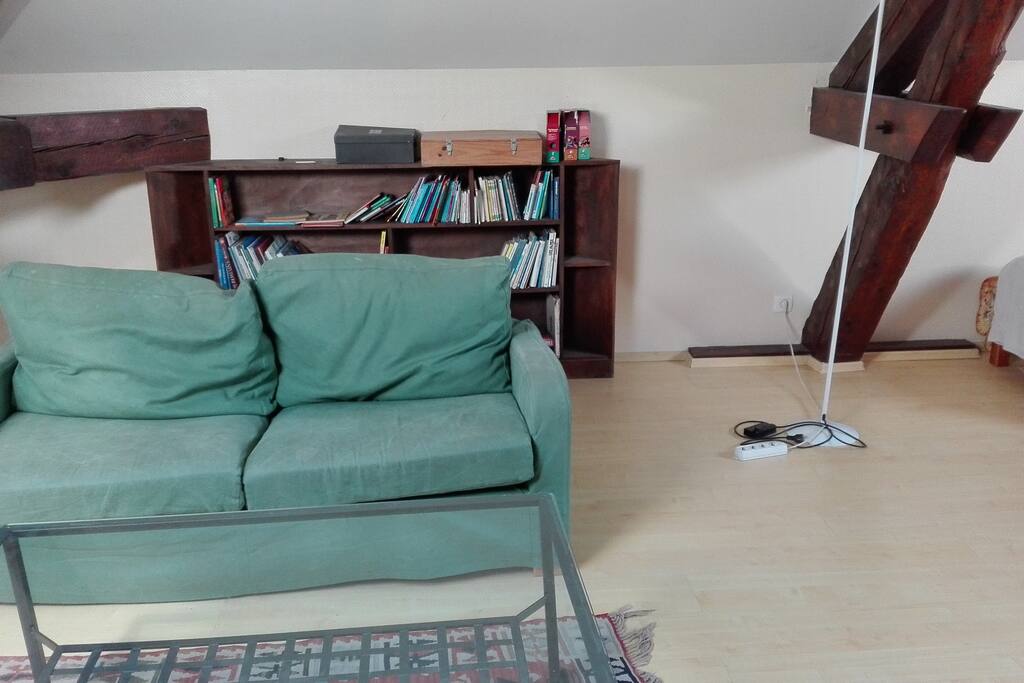 Un salon attentant à la chambre