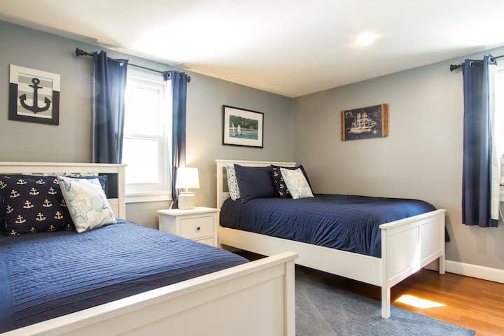 Spavaća soba 2, nedavno renovirana spavaća soba s bračnim krevetima i bračnim krevetima pune veličine. 