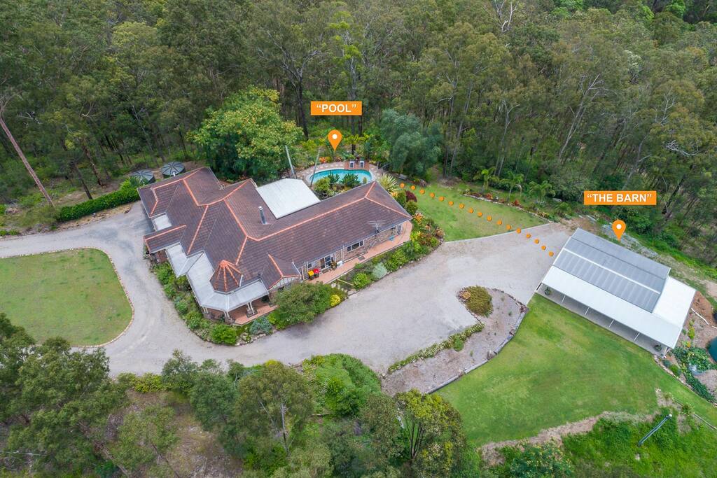 Location of pool to Barn Door Studio