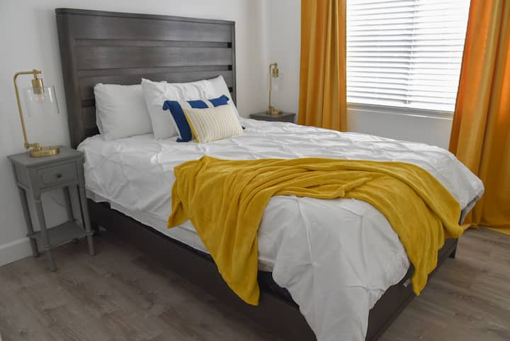 غرفة نوم ثانية بسرير بحجم كبير