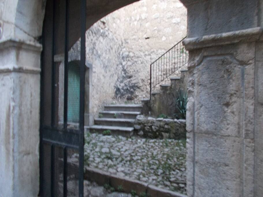 cortile il pietra di Padula