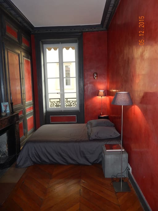 Chambre 1 côté rue. 12m2. Tadelakt rouge