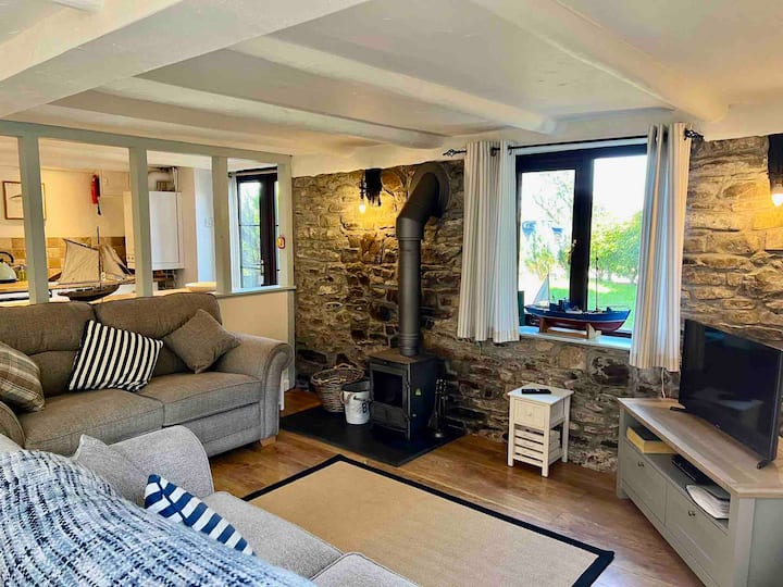Cheerful 2 Bedroom Cottage With Log Burner - Clovelly