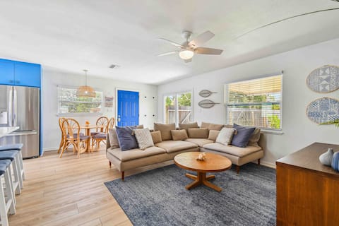 Popular Airbnb listing: Gulfport Breezy Cottage KING - Outdoor living too! in Gulfport