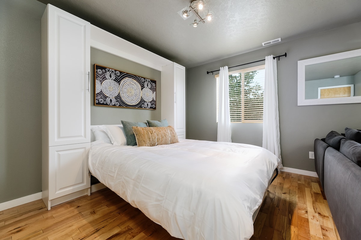 Relaxing memory foam Q sized bed + cozy blankets plus quiet neighborhood gives you the best night's sleep ever!