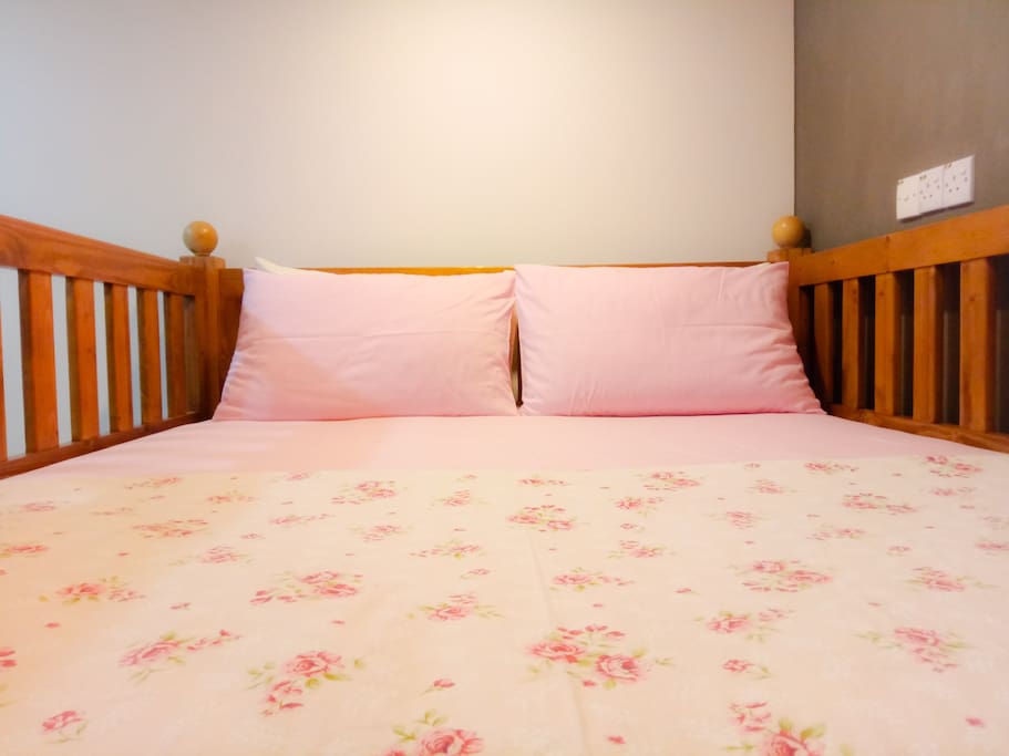 New and comfortable queen sized bed.